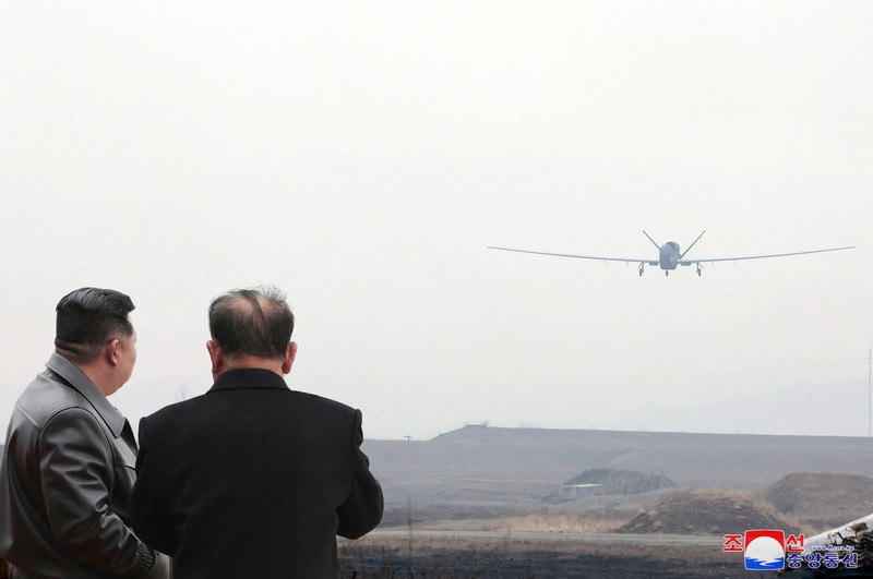 Kim Jong Un mengawasi sendiri uji coba drone bunuh diri di Korea Utara (Korut). Drone ini dilengkapi teknologi Artificial intelligence (AI). (via REUTERS/KCNA)