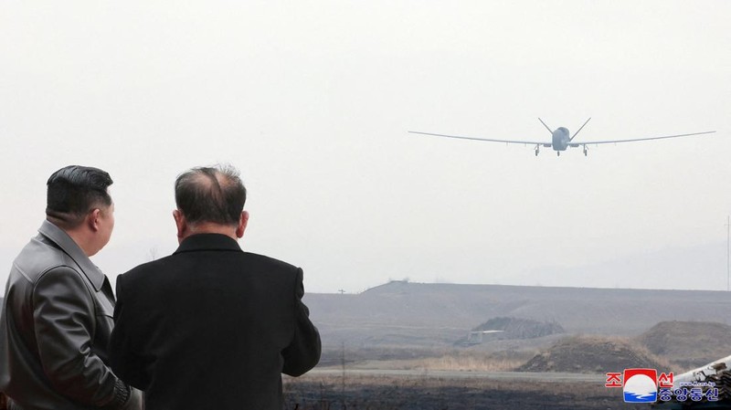 Kim Jong Un mengawasi sendiri uji coba drone bunuh diri di Korea Utara (Korut). Drone ini dilengkapi teknologi Artificial intelligence (AI). (via REUTERS/KCNA)