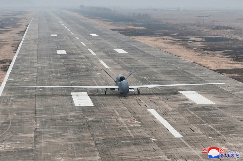Kim Jong Un mengawasi sendiri uji coba drone bunuh diri di Korea Utara (Korut). Drone ini dilengkapi teknologi Artificial intelligence (AI). (via REUTERS/KCNA)