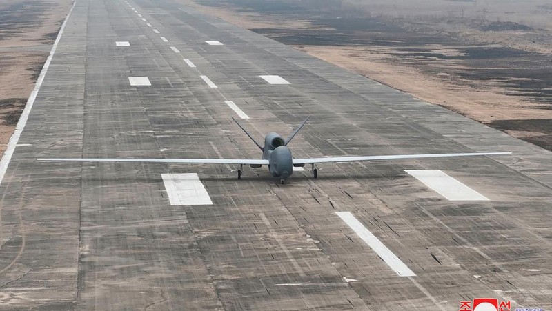 Kim Jong Un mengawasi sendiri uji coba drone bunuh diri di Korea Utara (Korut). Drone ini dilengkapi teknologi Artificial intelligence (AI). (via REUTERS/KCNA)