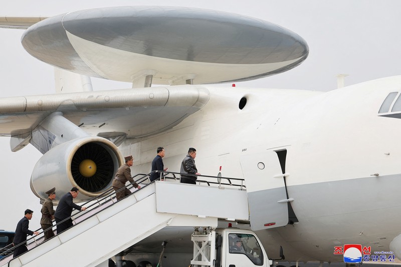 Kim Jong Un mengawasi sendiri uji coba drone bunuh diri di Korea Utara (Korut). Drone ini dilengkapi teknologi Artificial intelligence (AI). (via REUTERS/KCNA)