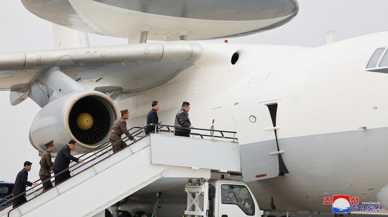 Kim Jong Un mengawasi sendiri uji coba drone bunuh diri di Korea Utara (Korut). Drone ini dilengkapi teknologi Artificial intelligence (AI). (via REUTERS/KCNA)