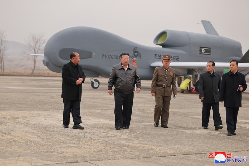Kim Jong Un mengawasi sendiri uji coba drone bunuh diri di Korea Utara (Korut). Drone ini dilengkapi teknologi Artificial intelligence (AI). (via REUTERS/KCNA)