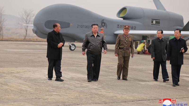 Kim Jong Un mengawasi sendiri uji coba drone bunuh diri di Korea Utara (Korut). Drone ini dilengkapi teknologi Artificial intelligence (AI). (via REUTERS/KCNA)