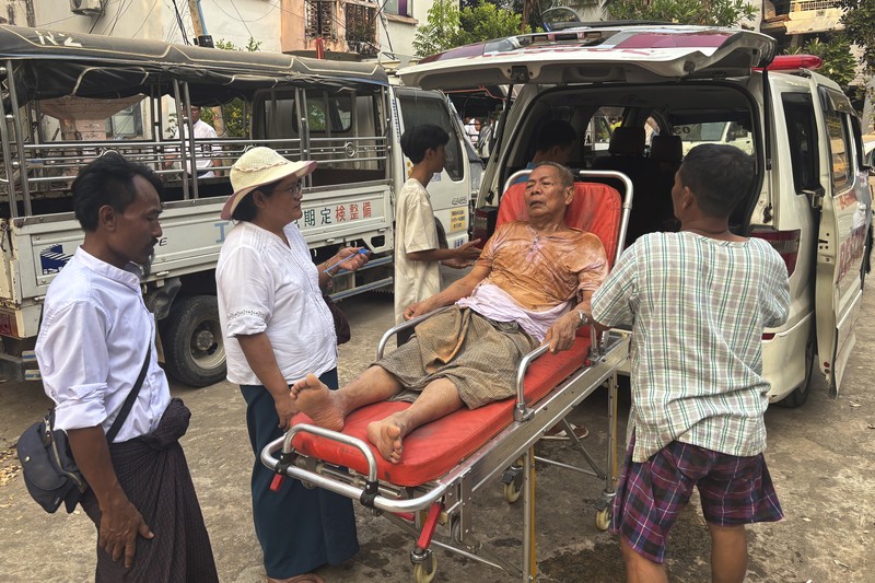 Korban terluka akibat gempa dahsyat di Myanmar terus berdatangan ke Rumah Sakit di Ibu Kota Naypyidaw. Pasien korban gempa 7,7 M itu dilaporkan menumpuk di luar RS. (The Myanmar Military True News Information Team via AP) Korban terluka akibat gempa dahsyat di Myanmar terus berdatangan ke Rumah Sakit di Ibu Kota Naypyidaw. Pasien korban gempa 7,7 M itu dilaporkan menumpuk di luar RS. (The Myanmar Military True News Information Team via AP)