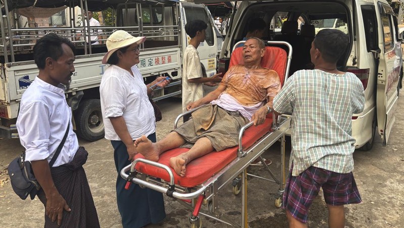 Korban terluka akibat gempa dahsyat di Myanmar terus berdatangan ke Rumah Sakit di Ibu Kota Naypyidaw. Pasien korban gempa 7,7 M itu dilaporkan menumpuk di luar RS. (The Myanmar Military True News Information Team via AP)