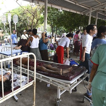 Merinding, Potret Pasien Korban Gempa Menumpuk di Luar RS Myanmar