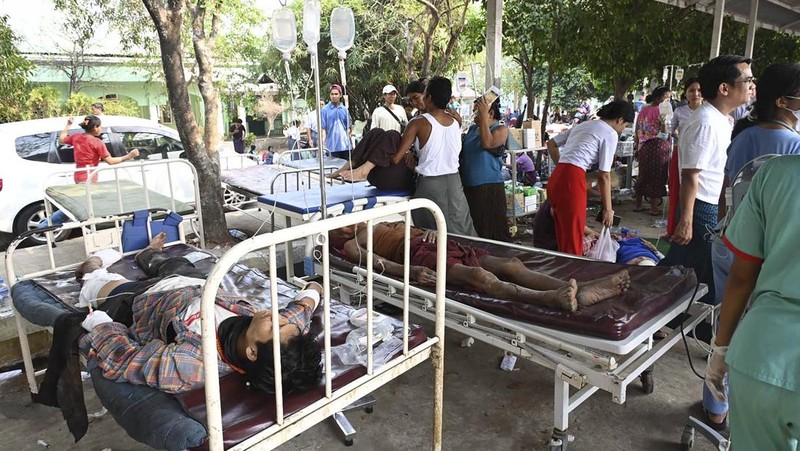 Korban terluka akibat gempa dahsyat di Myanmar terus berdatangan ke Rumah Sakit di Ibu Kota Naypyidaw. Pasien korban gempa 7,7 M itu dilaporkan menumpuk di luar RS. (The Myanmar Military True News Information Team via AP)