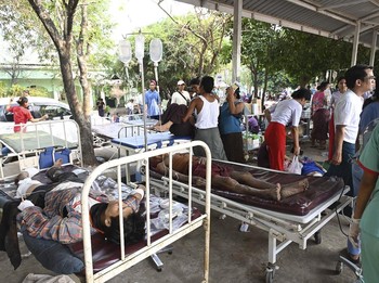 Merinding, Potret Pasien Korban Gempa Menumpuk di Luar RS Myanmar