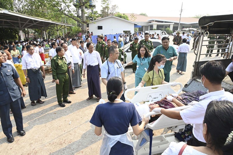 Korban terluka akibat gempa dahsyat di Myanmar terus berdatangan ke Rumah Sakit di Ibu Kota Naypyidaw. Pasien korban gempa 7,7 M itu dilaporkan menumpuk di luar RS. (The Myanmar Military True News Information Team via AP) Korban terluka akibat gempa dahsyat di Myanmar terus berdatangan ke Rumah Sakit di Ibu Kota Naypyidaw. Pasien korban gempa 7,7 M itu dilaporkan menumpuk di luar RS. (The Myanmar Military True News Information Team via AP)