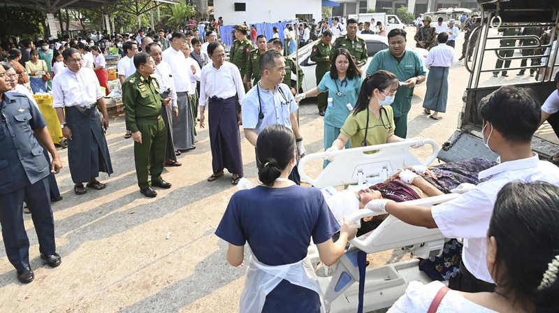 Korban terluka akibat gempa dahsyat di Myanmar terus berdatangan ke Rumah Sakit di Ibu Kota Naypyidaw. Pasien korban gempa 7,7 M itu dilaporkan menumpuk di luar RS. (The Myanmar Military True News Information Team via AP)