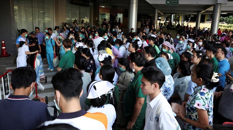 Korban terluka akibat gempa dahsyat di Myanmar terus berdatangan ke Rumah Sakit di Ibu Kota Naypyidaw. Pasien korban gempa 7,7 M itu dilaporkan menumpuk di luar RS. (The Myanmar Military True News Information Team via AP)