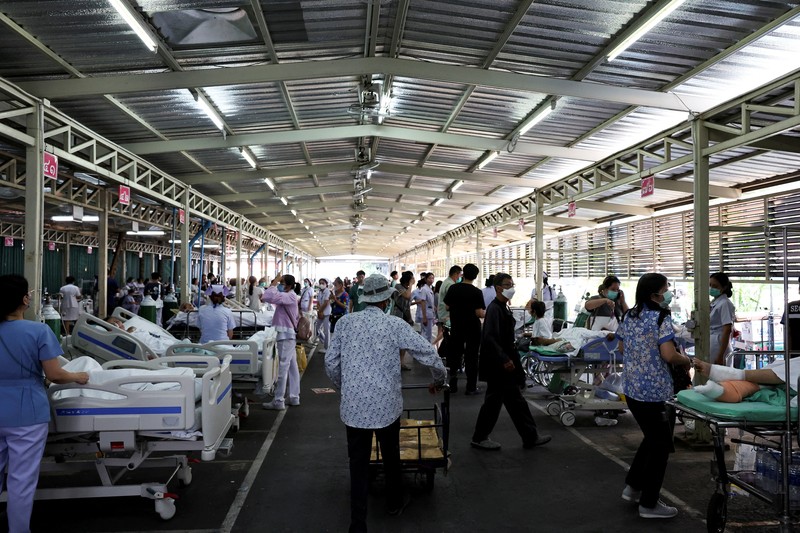 Korban terluka akibat gempa dahsyat di Myanmar terus berdatangan ke Rumah Sakit di Ibu Kota Naypyidaw. Pasien korban gempa 7,7 M itu dilaporkan menumpuk di luar RS. (The Myanmar Military True News Information Team via AP) Korban terluka akibat gempa dahsyat di Myanmar terus berdatangan ke Rumah Sakit di Ibu Kota Naypyidaw. Pasien korban gempa 7,7 M itu dilaporkan menumpuk di luar RS. (The Myanmar Military True News Information Team via AP)