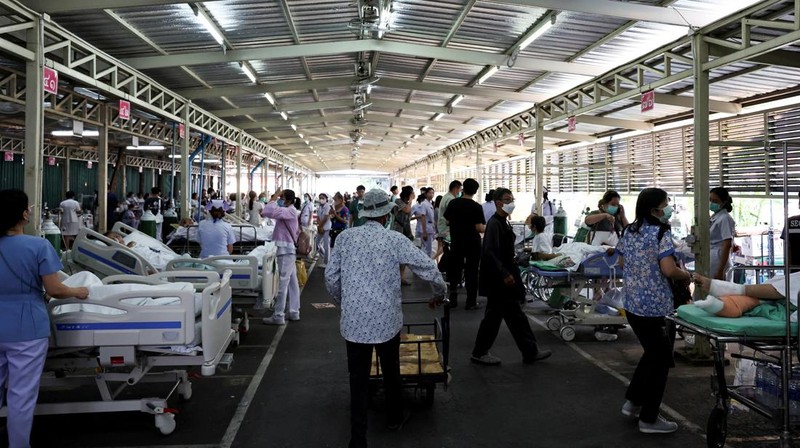 Korban terluka akibat gempa dahsyat di Myanmar terus berdatangan ke Rumah Sakit di Ibu Kota Naypyidaw. Pasien korban gempa 7,7 M itu dilaporkan menumpuk di luar RS. (The Myanmar Military True News Information Team via AP)