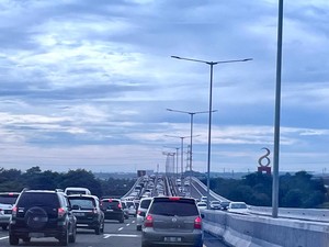 Puncak Mudik, Lalin Tol MBZ Arah Cikampek Padat Pagi Ini