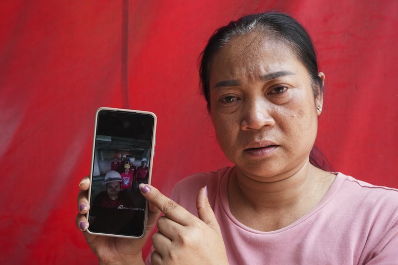 Naruemol Thonglek menunjukkan foto suaminya yang berkebangsaan Myanmar, Kyi Than, di Bangkok, Thailand, Sabtu, 29 Maret 2025, di ponselnya, yang bekerja di konstruksi gedung tinggi yang runtuh setelah gempa bumi dahsyat di Bangkok dan hingga kini masih hilang. (AP/Sakchai Lalit)