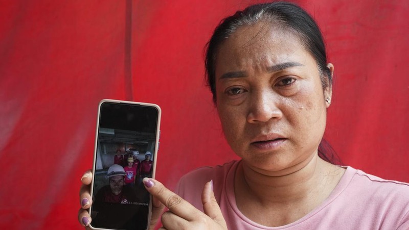 Naruemol Thonglek menunjukkan foto suaminya yang berkebangsaan Myanmar, Kyi Than, di Bangkok, Thailand, Sabtu, 29 Maret 2025, di ponselnya, yang bekerja di konstruksi gedung tinggi yang runtuh setelah gempa bumi dahsyat di Bangkok dan hingga kini masih hilang. (AP/Sakchai Lalit)