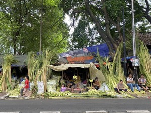 Cuan Besar Pedagang Ketupat di Palmerah Jelang Lebaran, Sehari Dapat Rp 5 Juta