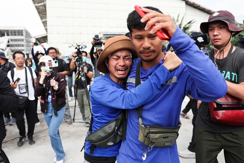 Naruemol Thonglek menunjukkan foto suaminya yang berkebangsaan Myanmar, Kyi Than, di Bangkok, Thailand, Sabtu, 29 Maret 2025, di ponselnya, yang bekerja di konstruksi gedung tinggi yang runtuh setelah gempa bumi dahsyat di Bangkok dan hingga kini masih hilang. (AP/Sakchai Lalit)