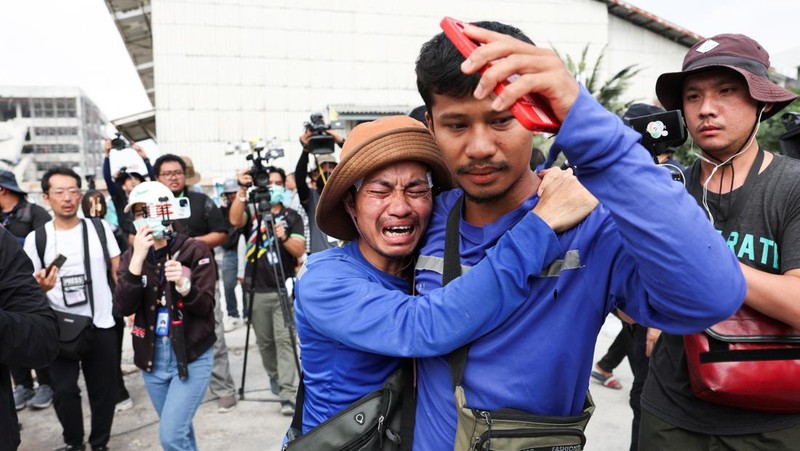 Naruemol Thonglek menunjukkan foto suaminya yang berkebangsaan Myanmar, Kyi Than, di Bangkok, Thailand, Sabtu, 29 Maret 2025, di ponselnya, yang bekerja di konstruksi gedung tinggi yang runtuh setelah gempa bumi dahsyat di Bangkok dan hingga kini masih hilang. (AP/Sakchai Lalit)