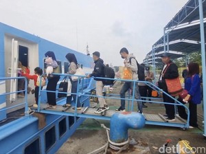Puncak Mudik di Pelabuhan Gresik, Ribuan Warga Naik Kapal Menuju Bawean