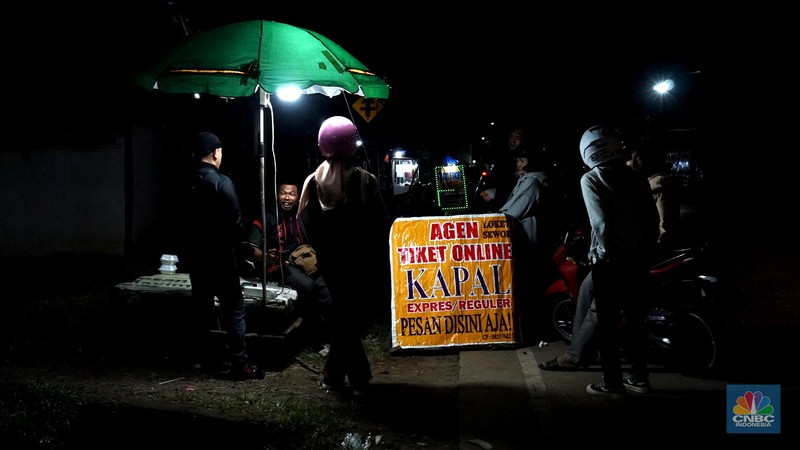 Pemudik membeli tiket online di kawasan Cilegon, Banten, Sabtu, 29/3. (CNBC Indonesia/Muhamad Sabki) Pemudik membeli tiket online di kawasan Cilegon, Banten, Sabtu, 29/3. (CNBC Indonesia/Muhamad Sabki)