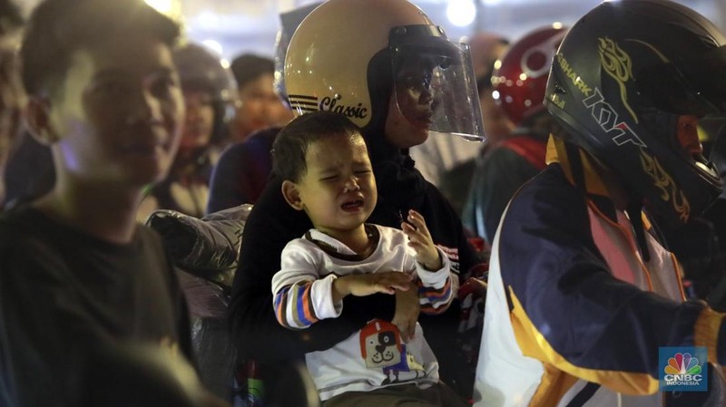 Pemudik membeli tiket online di kawasan Cilegon, Banten, Sabtu, 29/3. (CNBC Indonesia/Muhamad Sabki)