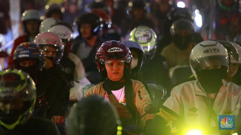 Pemudik membeli tiket online di kawasan Cilegon, Banten, Sabtu, 29/3. (CNBC Indonesia/Muhamad Sabki)