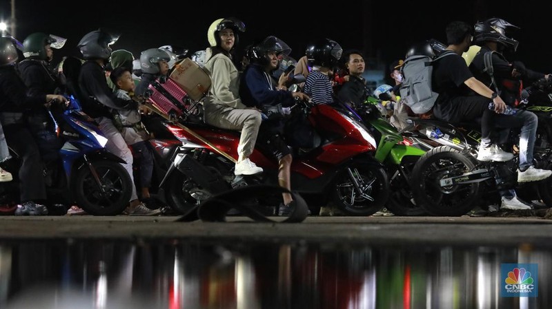Pemudik membeli tiket online di kawasan Cilegon, Banten, Sabtu, 29/3. (CNBC Indonesia/Muhamad Sabki)