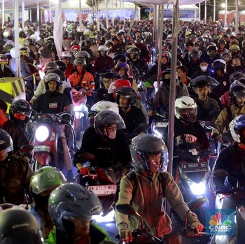 Bak Lautan Orang, Pemudik Motor Sesaki Pelabuhan Ciwandan H-2 Lebaran