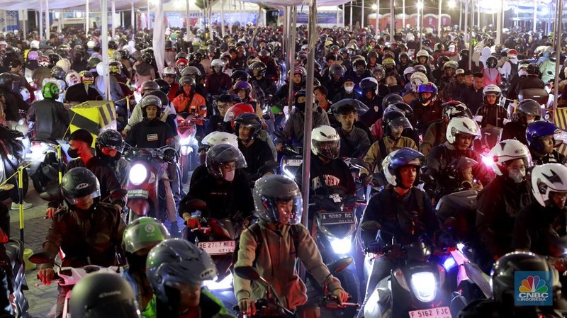 Pemudik membeli tiket online di kawasan Cilegon, Banten, Sabtu, 29/3. (CNBC Indonesia/Muhamad Sabki)