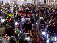 Bak Lautan Orang, Pemudik Motor Sesaki Pelabuhan Ciwandan H-2 Lebaran