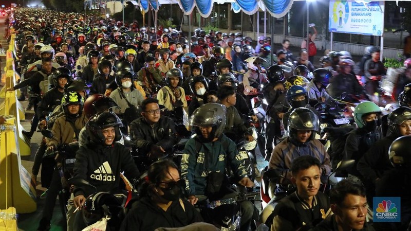 Pemudik membeli tiket online di kawasan Cilegon, Banten, Sabtu, 29/3. (CNBC Indonesia/Muhamad Sabki)