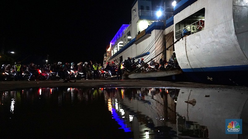 Pemudik membeli tiket online di kawasan Cilegon, Banten, Sabtu, 29/3. (CNBC Indonesia/Muhamad Sabki) Pemudik membeli tiket online di kawasan Cilegon, Banten, Sabtu, 29/3. (CNBC Indonesia/Muhamad Sabki)