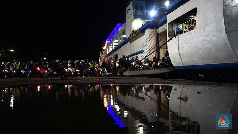Pemudik membeli tiket online di kawasan Cilegon, Banten, Sabtu, 29/3. (CNBC Indonesia/Muhamad Sabki)