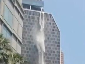 Dahsyatnya Gempa M 7,7 Bikin Air Terjun Muncul di Gedung Tinggi Bangkok