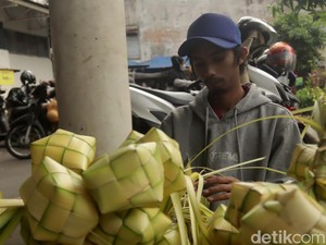 Keuntungan Berlipat Penjual Kulit Ketupat