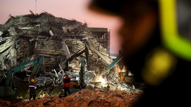 Naruemol Thonglek menunjukkan foto suaminya yang berkebangsaan Myanmar, Kyi Than, di Bangkok, Thailand, Sabtu, 29 Maret 2025, di ponselnya, yang bekerja di konstruksi gedung tinggi yang runtuh setelah gempa bumi dahsyat di Bangkok dan hingga kini masih hilang. (AP/Sakchai Lalit)