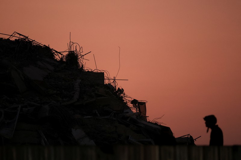 Naruemol Thonglek menunjukkan foto suaminya yang berkebangsaan Myanmar, Kyi Than, di Bangkok, Thailand, Sabtu, 29 Maret 2025, di ponselnya, yang bekerja di konstruksi gedung tinggi yang runtuh setelah gempa bumi dahsyat di Bangkok dan hingga kini masih hilang. (AP/Sakchai Lalit)