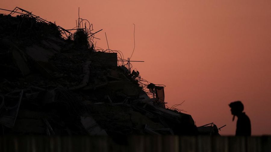 Petugas penyelamat bekerja di lokasi bangunan yang runtuh akibat gempa bumi dahsyat di Bangkok, Thailand, 29 Maret 2025. (REUTERS/Patipat Janthong) Petugas penyelamat bekerja di lokasi bangunan yang runtuh akibat gempa bumi dahsyat di Bangkok, Thailand, 29 Maret 2025. (REUTERS/Patipat Janthong)
