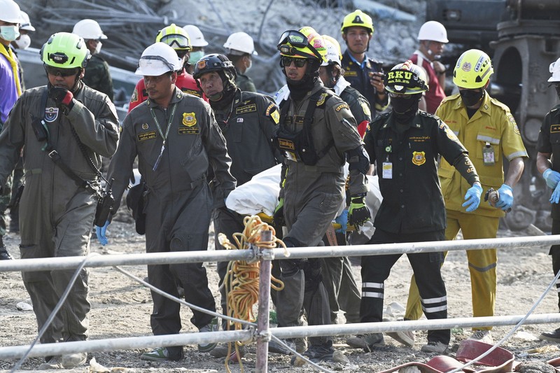 Naruemol Thonglek menunjukkan foto suaminya yang berkebangsaan Myanmar, Kyi Than, di Bangkok, Thailand, Sabtu, 29 Maret 2025, di ponselnya, yang bekerja di konstruksi gedung tinggi yang runtuh setelah gempa bumi dahsyat di Bangkok dan hingga kini masih hilang. (AP/Sakchai Lalit)