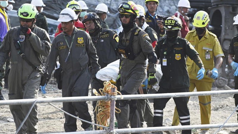 Naruemol Thonglek menunjukkan foto suaminya yang berkebangsaan Myanmar, Kyi Than, di Bangkok, Thailand, Sabtu, 29 Maret 2025, di ponselnya, yang bekerja di konstruksi gedung tinggi yang runtuh setelah gempa bumi dahsyat di Bangkok dan hingga kini masih hilang. (AP/Sakchai Lalit)