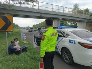Pilu Bapak-Anak Mau Mudik ke Indramayu Diturunkan di Tengah Tol Cipali