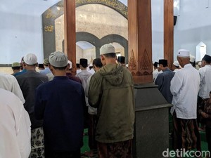 Puluhan Santri Ponpes Al Khoiriyah-Warga Tulungagung Salat Id Lebih Awal