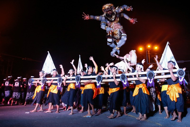 Pria Hindu Bali berdoa saat upacara penyucian Melasti menjelang hari suci Nyepi di Gianyar, Bali, Indonesia, 26 Maret 2025. (REUTERS/Johannes P. Christo) Pria Hindu Bali berdoa saat upacara penyucian Melasti menjelang hari suci Nyepi di Gianyar, Bali, Indonesia, 26 Maret 2025. (REUTERS/Johannes P. Christo)