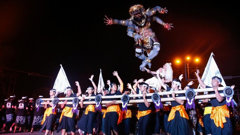 Pria Hindu Bali berdoa saat upacara penyucian Melasti menjelang hari suci Nyepi di Gianyar, Bali, Indonesia, 26 Maret 2025. (REUTERS/Johannes P. Christo)