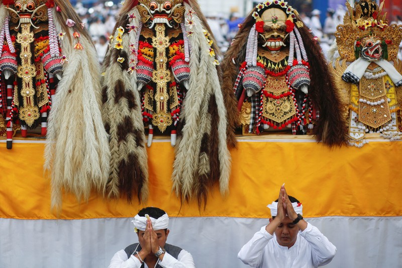 Pria Hindu Bali berdoa saat upacara penyucian Melasti menjelang hari suci Nyepi di Gianyar, Bali, Indonesia, 26 Maret 2025. (REUTERS/Johannes P. Christo) Pria Hindu Bali berdoa saat upacara penyucian Melasti menjelang hari suci Nyepi di Gianyar, Bali, Indonesia, 26 Maret 2025. (REUTERS/Johannes P. Christo)