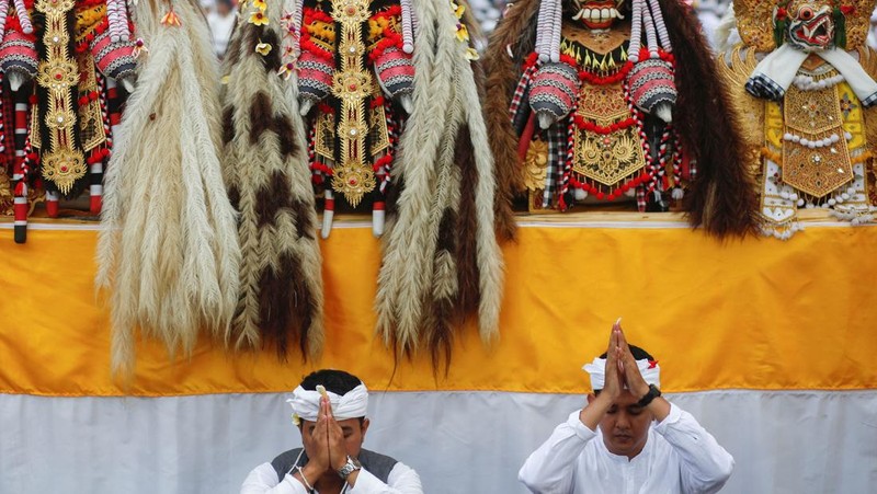 Pria Hindu Bali berdoa saat upacara penyucian Melasti menjelang hari suci Nyepi di Gianyar, Bali, Indonesia, 26 Maret 2025. (REUTERS/Johannes P. Christo)