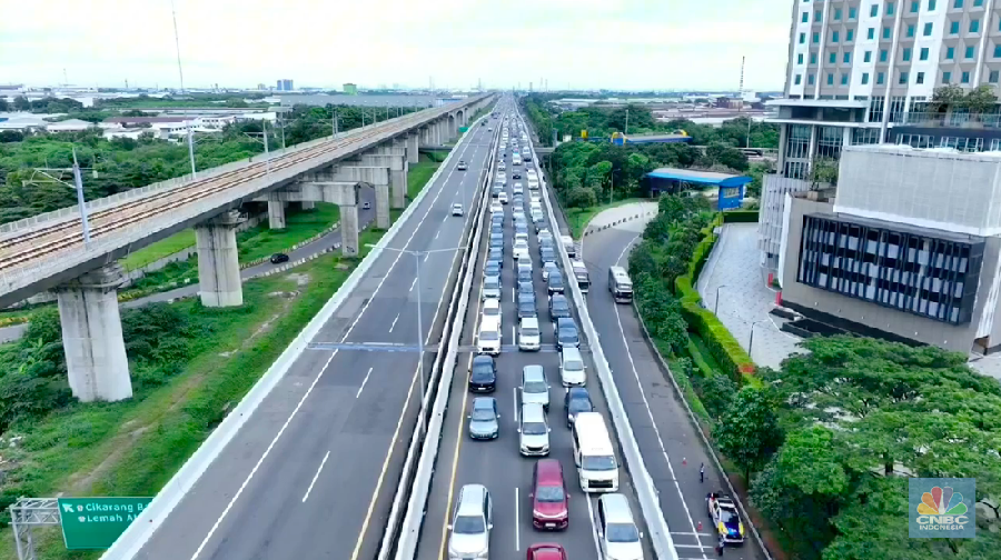Puncak arus mudik masih berlangsung pada H-2 Lebaran 2025. Situasi lalu lintas di Ruas Tol Jakarta-Cikampek, khususnya di KM 31 arah Cikarang Barat, terpantau padat merayap pada siang hari, Selasa (8/4/2025). (CNBC Indonesia/Adiandono)