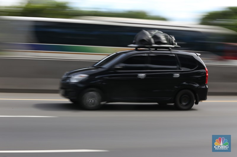 Puncak arus mudik masih berlangsung pada H-2 Lebaran 2025. Situasi lalu lintas di Ruas Tol Jakarta-Cikampek, khususnya di KM 41 arah Cikarang Barat, terpantau padat merayap pada siang hari, Selasa (8/4/2025). (CNBC Indonesia/Tias Budiarto)